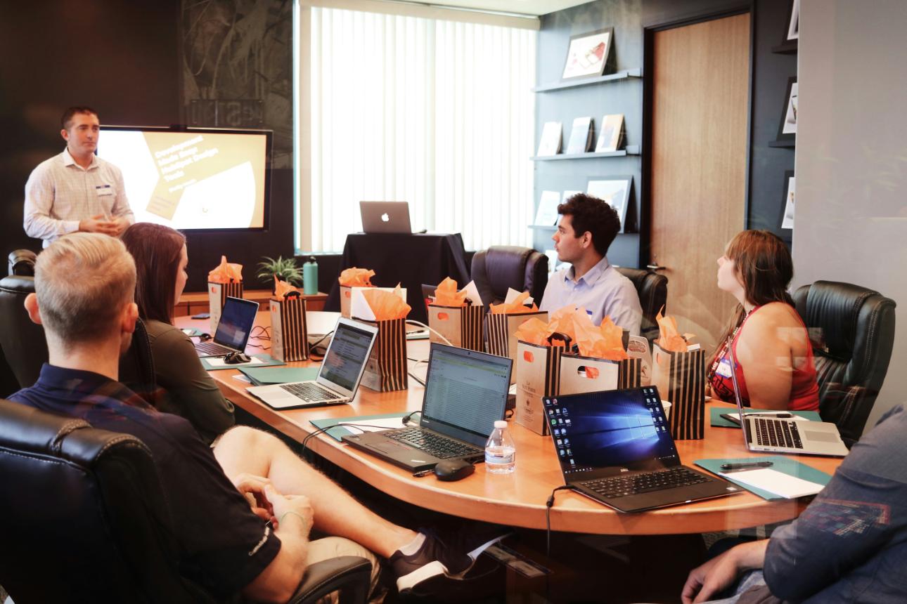 Besprechung mit Präsentation und Laptops